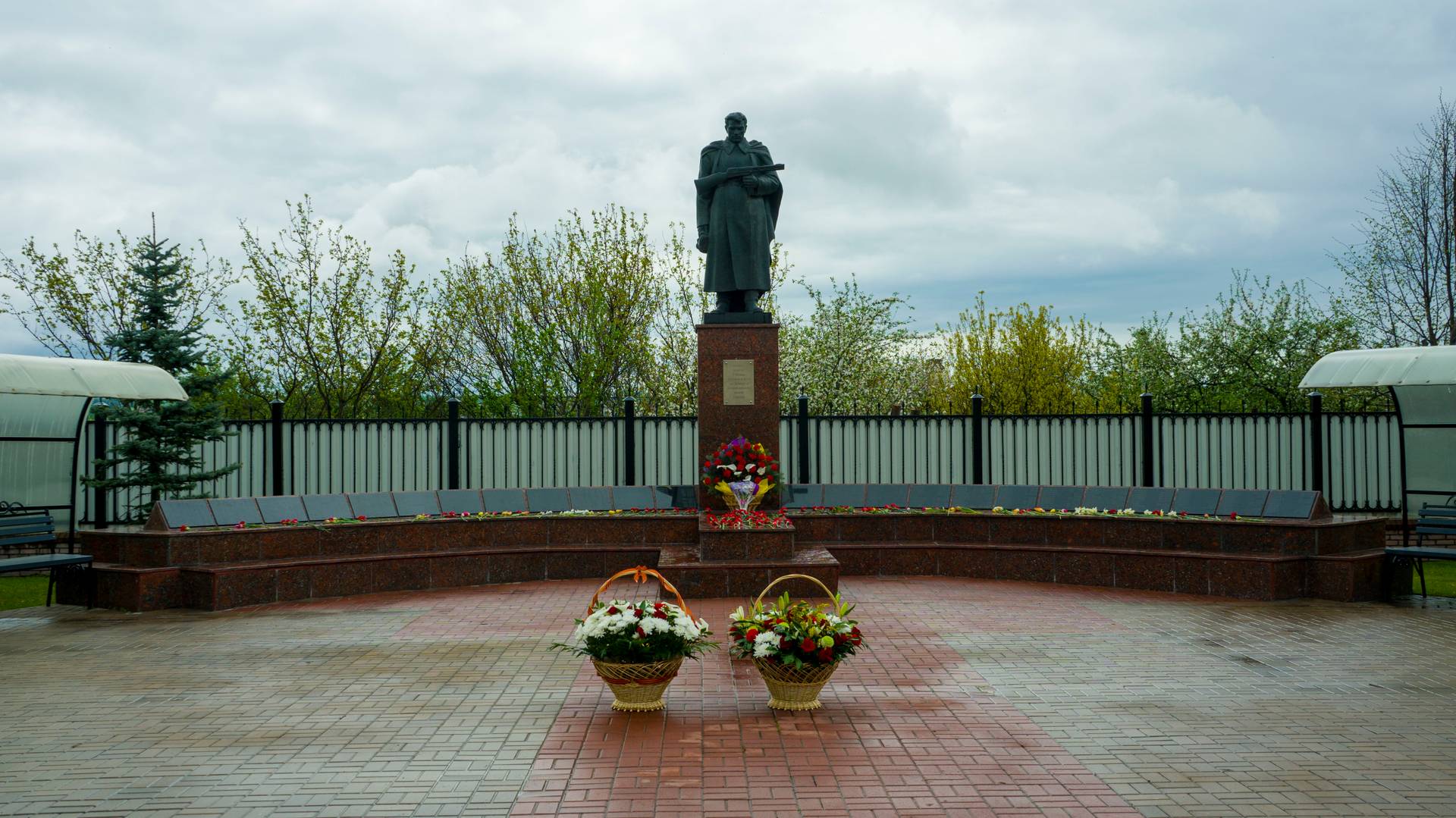 Цветы на братской могиле советских воинов. Губкин. 9 мая 2020