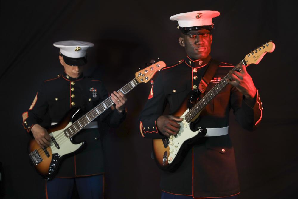 Американские военнослужащие играют на электрогитаре и бас-гитаре на рекрутинговом пункте для привлечения новобранцев. Пэррис-Айленд, Южная Каролина