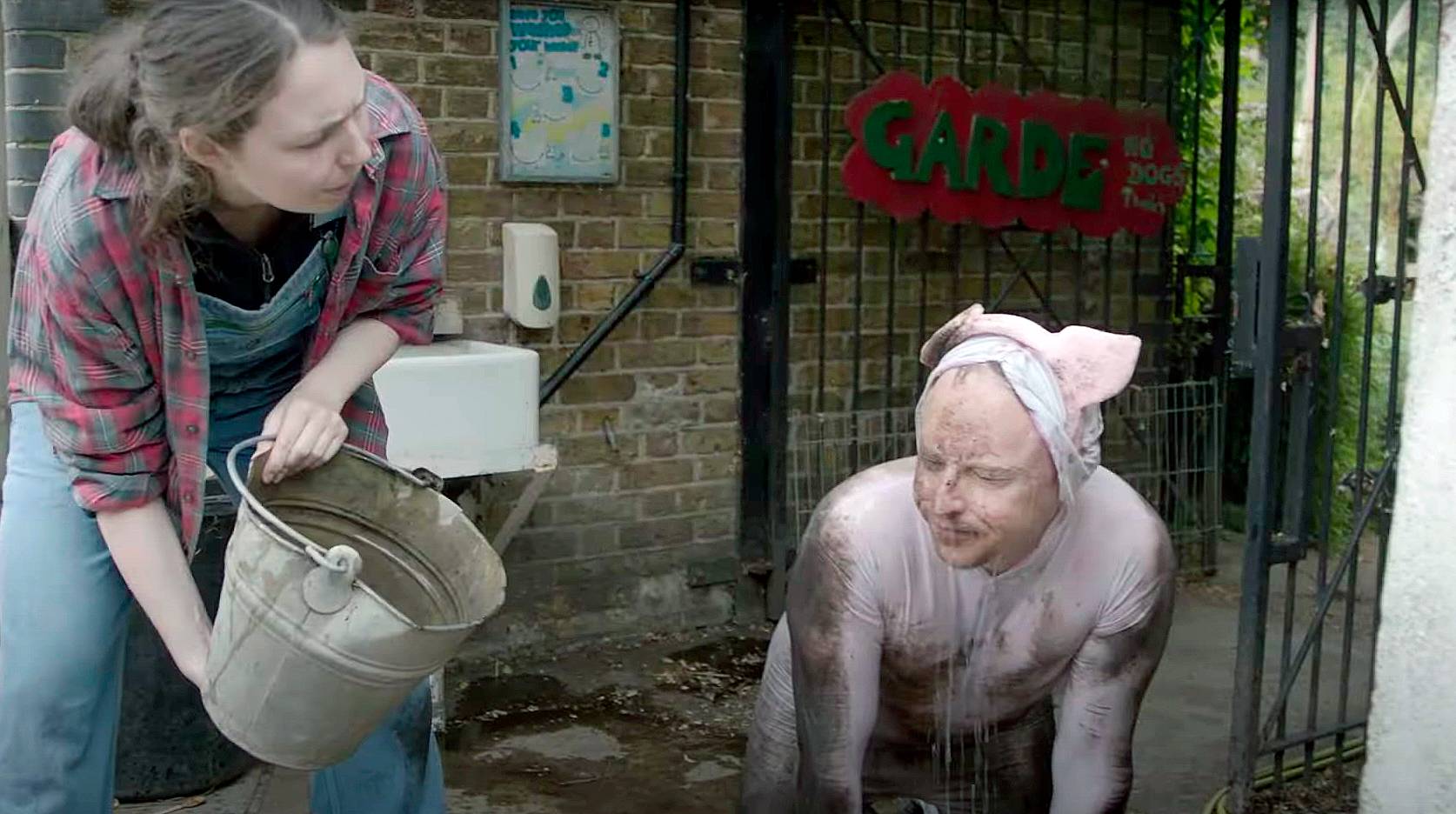 Цитата из видео «Inside The UK’s First Ever Pig Spa» пользователя Channel 4 Comedy (YouTube)