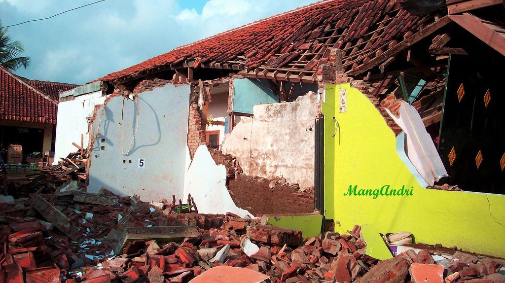 После землетрясения. Остров Ява, Индонезия