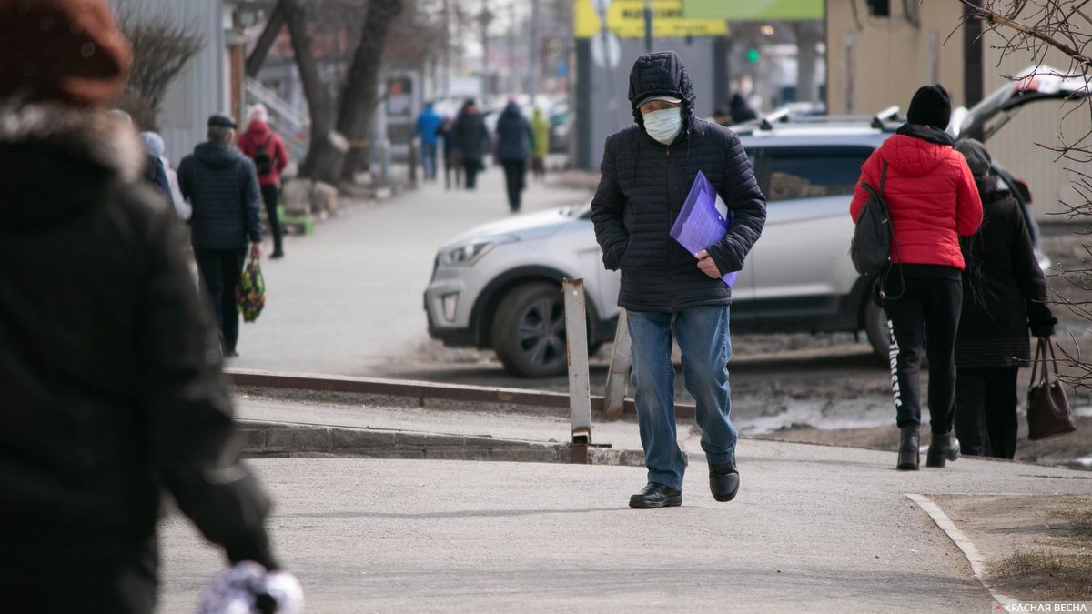 Пожилой мужчина в медицинской маске