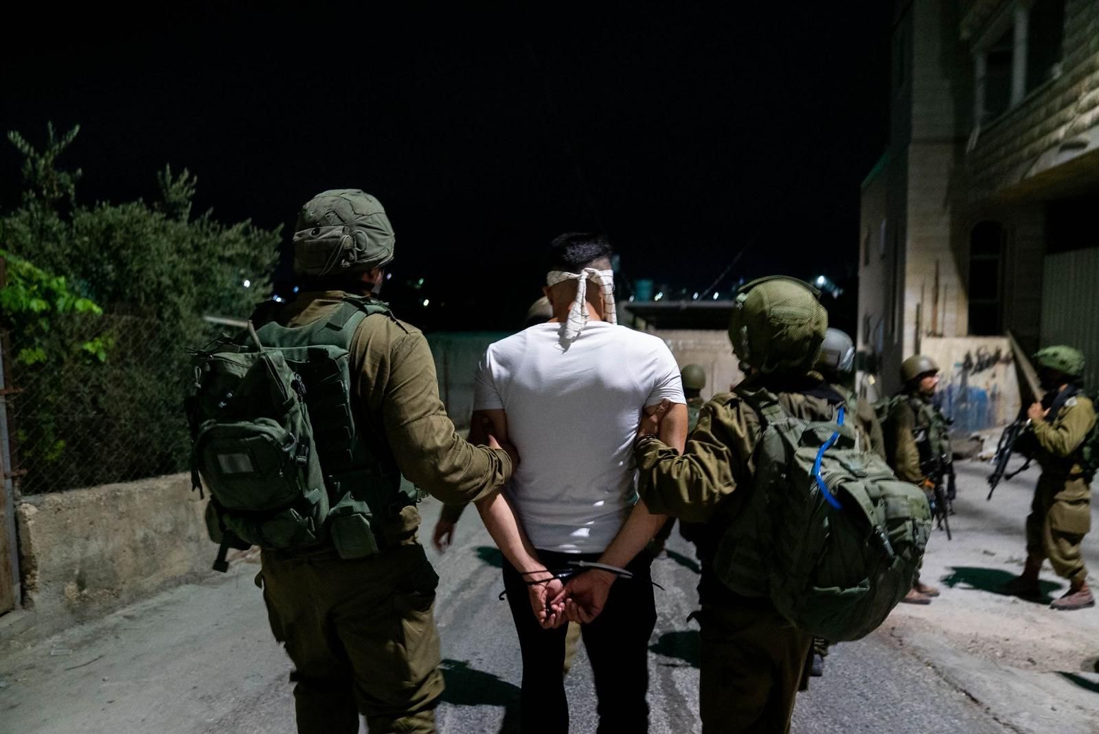 Израильские силы задерживают палестинца