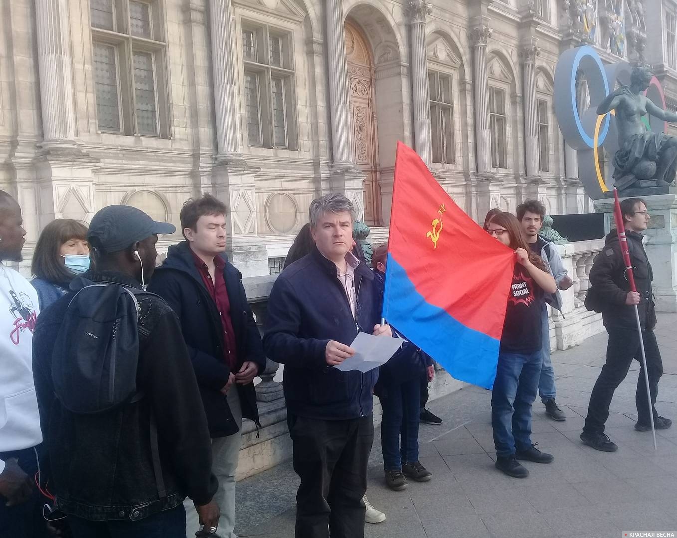 Протестующие зачитывают обращение перед мэрией Парижа
