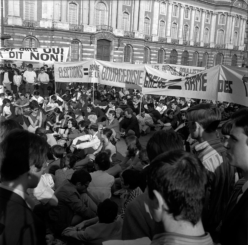 Демонстранты на Площади Капитолия в Тулузе. 1968