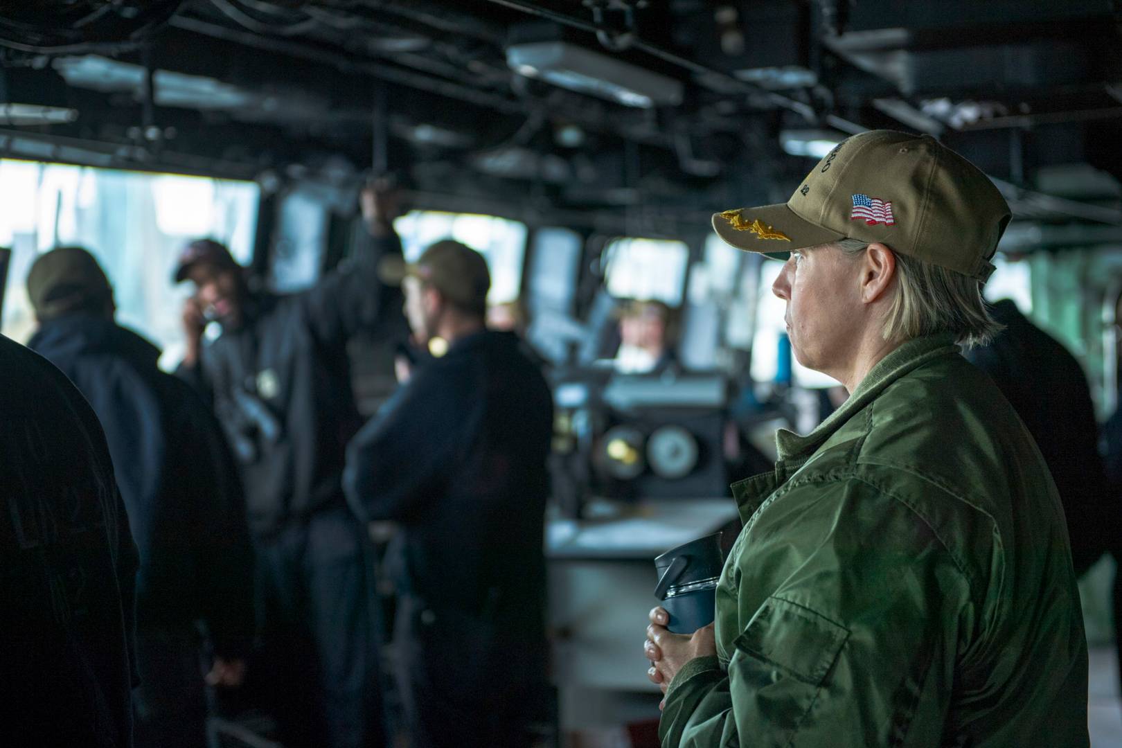 Капитан Эми Бауэрншмидт, командует десантным кораблем перед своим назначением на USS Abraham Lincoln