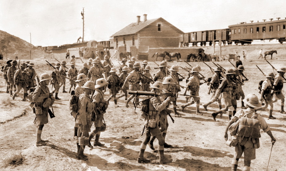 Британские солдаты Северно-Стаффордширского пехотного полка на железнодорожной станции Баладжары в северо-западном пригороде Баку в ходе обороны города