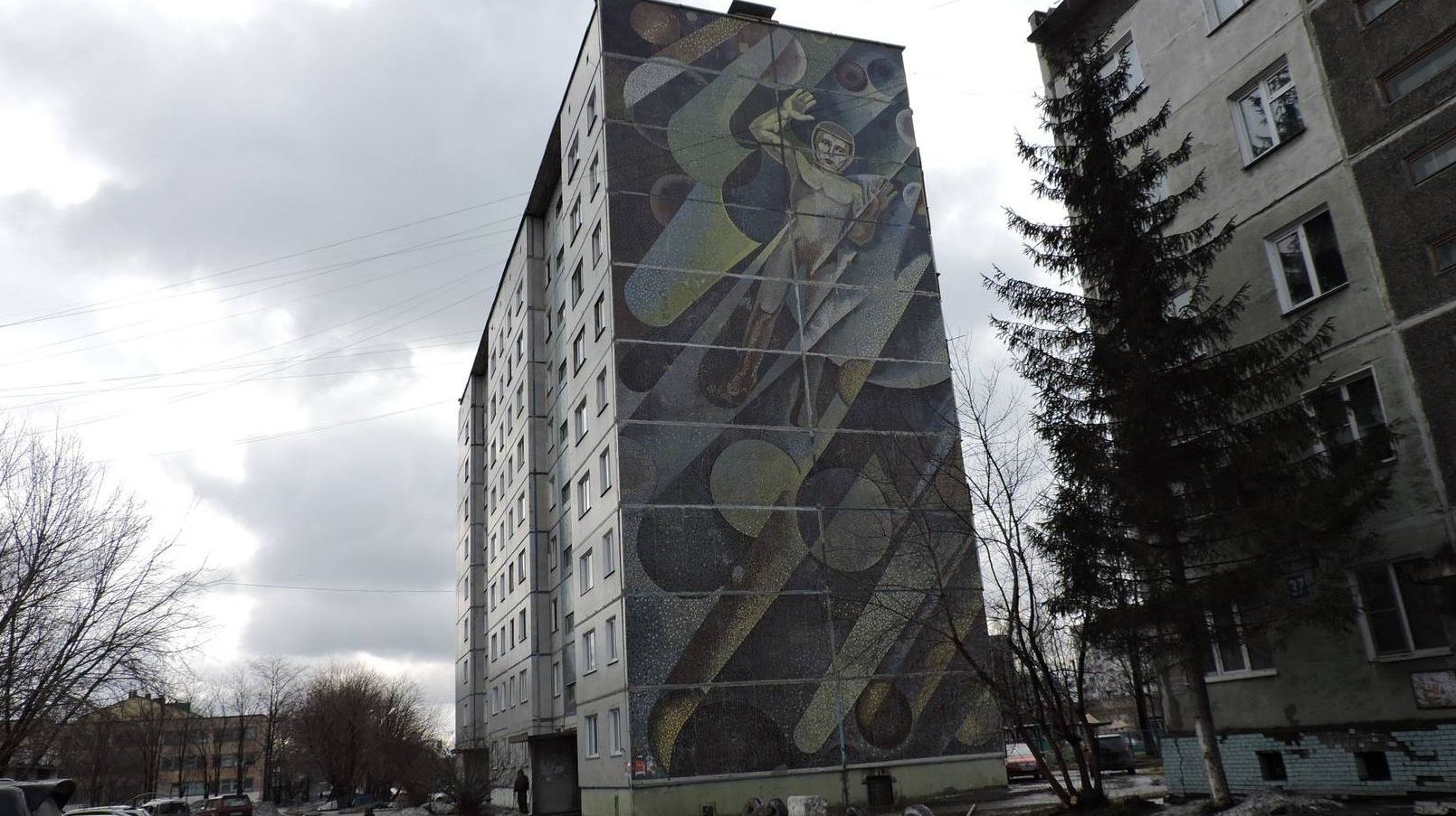 «Космонавт», мозаика на жилом девятиэтажном доме, р. п. Линево, Новосибирская область