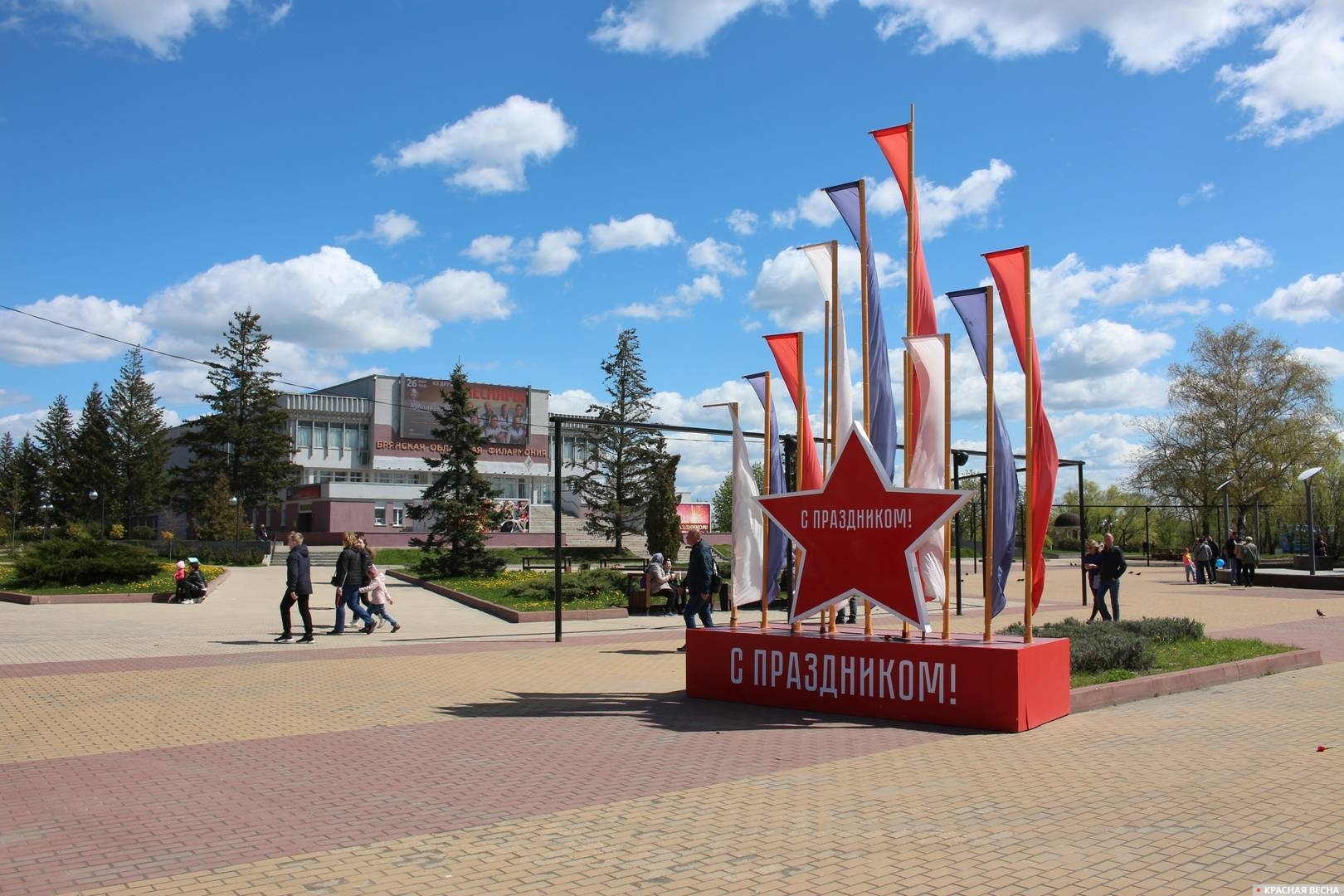 Праздничная декорация в честь Дня Победы на набережной в Брянске