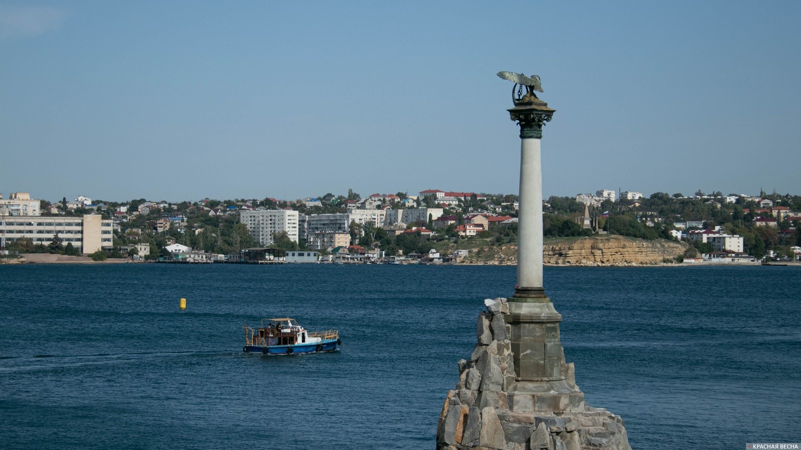Севастопольская бухта и памятник затопленным кораблям