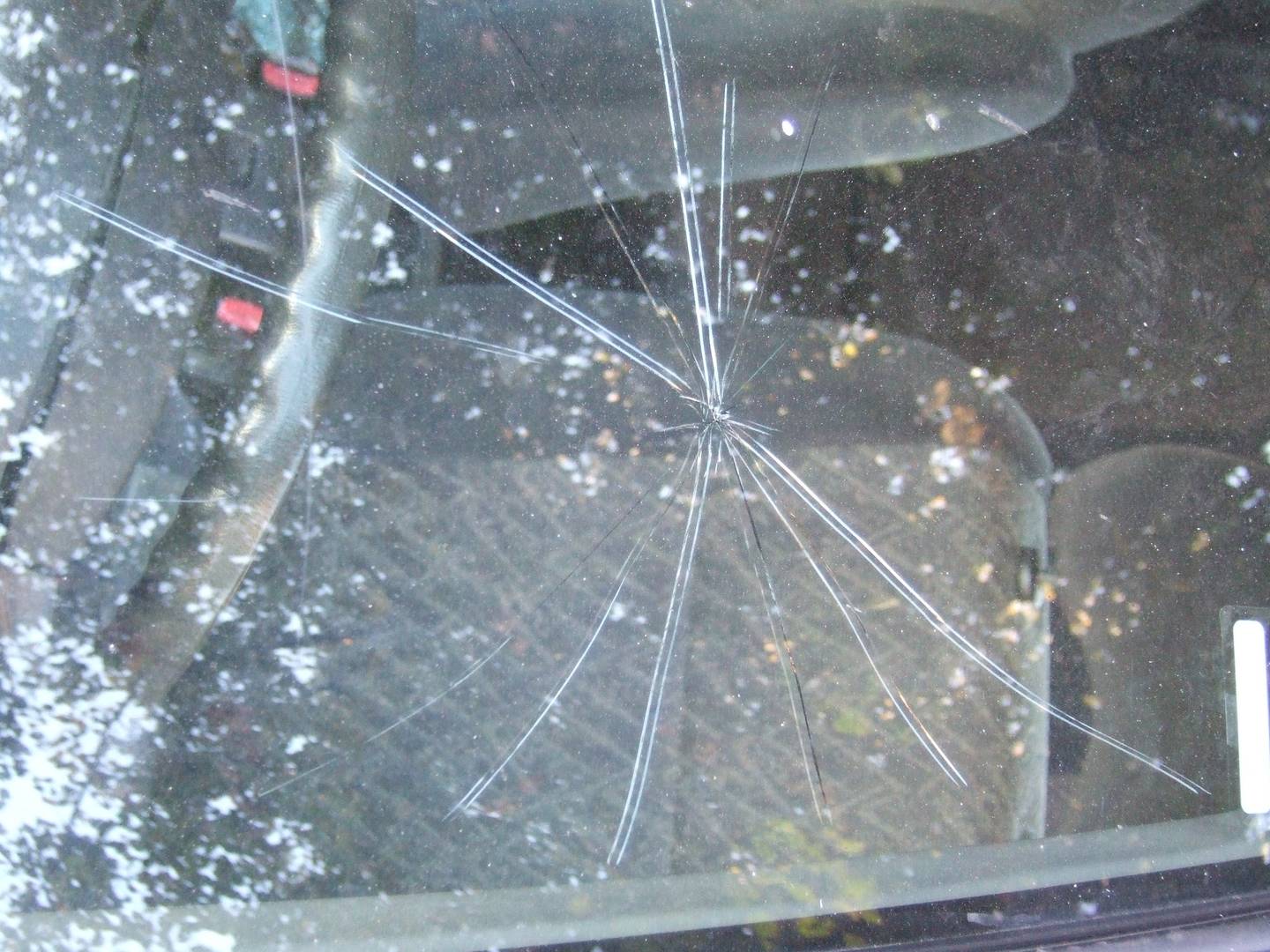 Треснувшее стекло автомобиля
