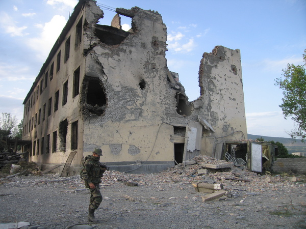 Казарма российских миротворцев в Цхивале после обстрела грузинскими войскми