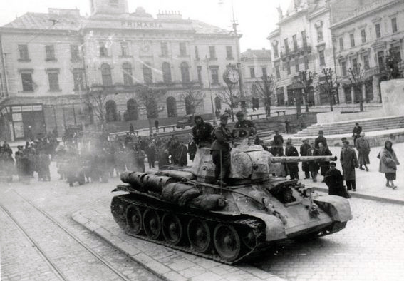 Красная Армия в освобожденном городе Черновцы. Март 1944 года