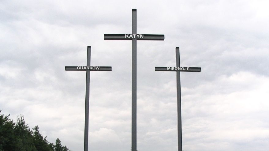 Памятник у подножия Лысой горы в Свентокшиских горах, Польша
