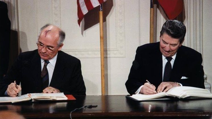 М. С. Горбачёв и Р. Рейган подписывают Договор в Белом доме, 1987 год