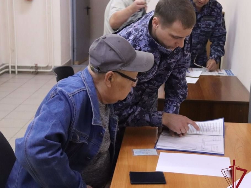 Житель Забайкалья подарил винтову бойцам СВО