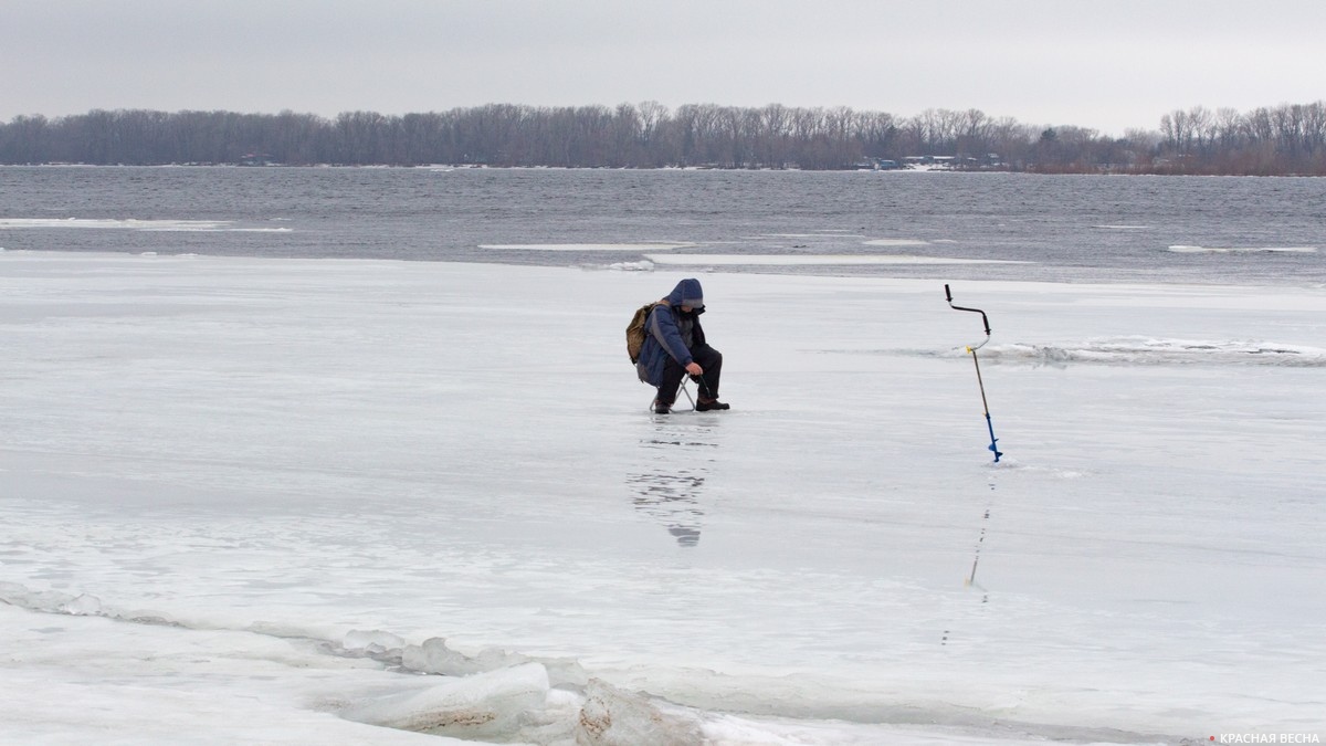 Рыбак на льдине
