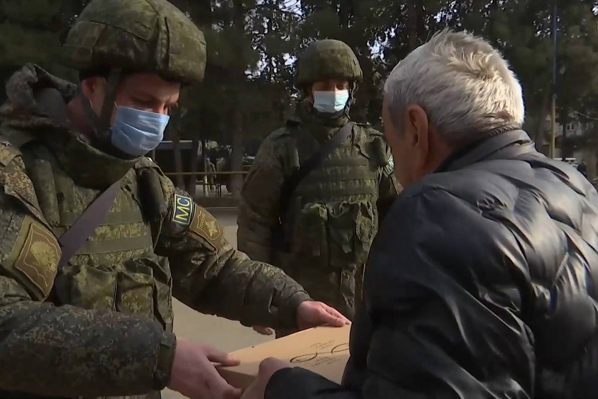 Российские миротворцы доставили гуманитарную помощь в город Мардакерт