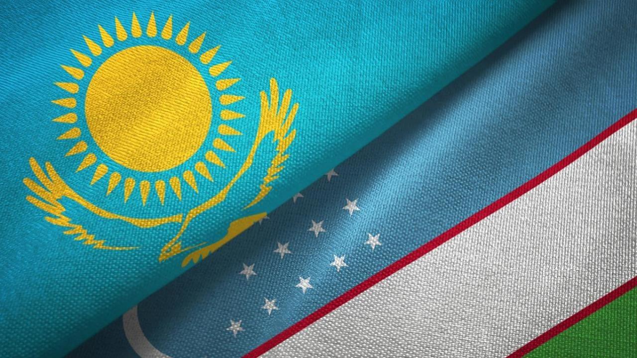 Флаги Казахстана и Узбекистана
