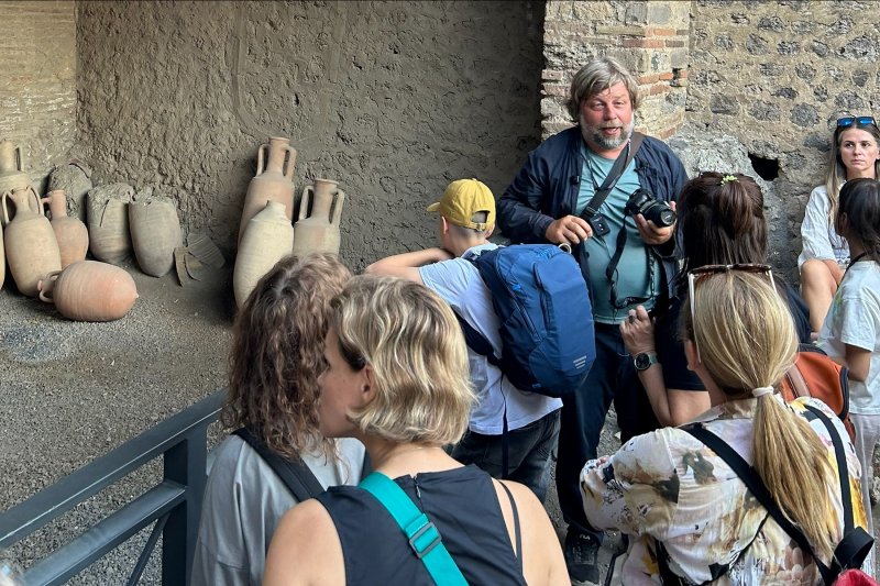 Александр Бутягин проводит экскурсию