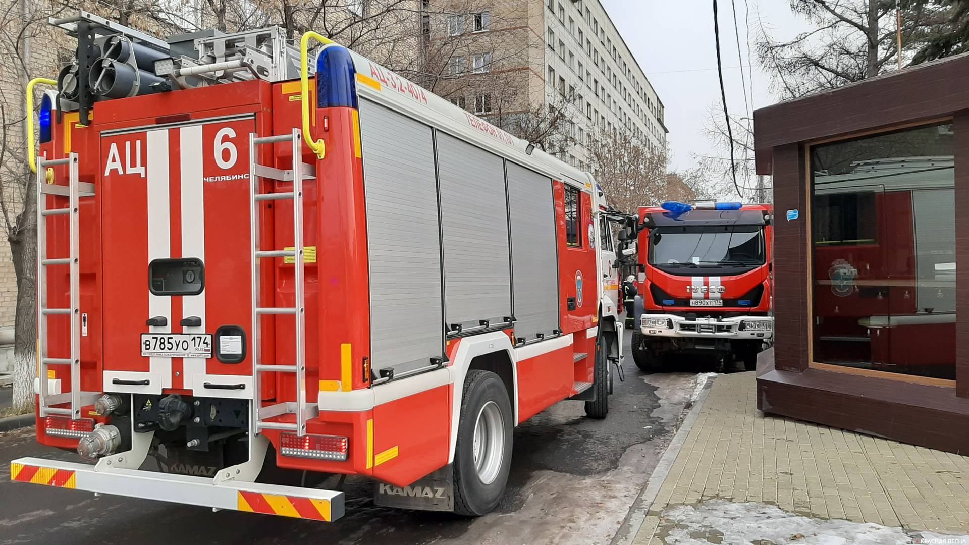 Пожарные машины у ГКБ № 2 в Челябинске