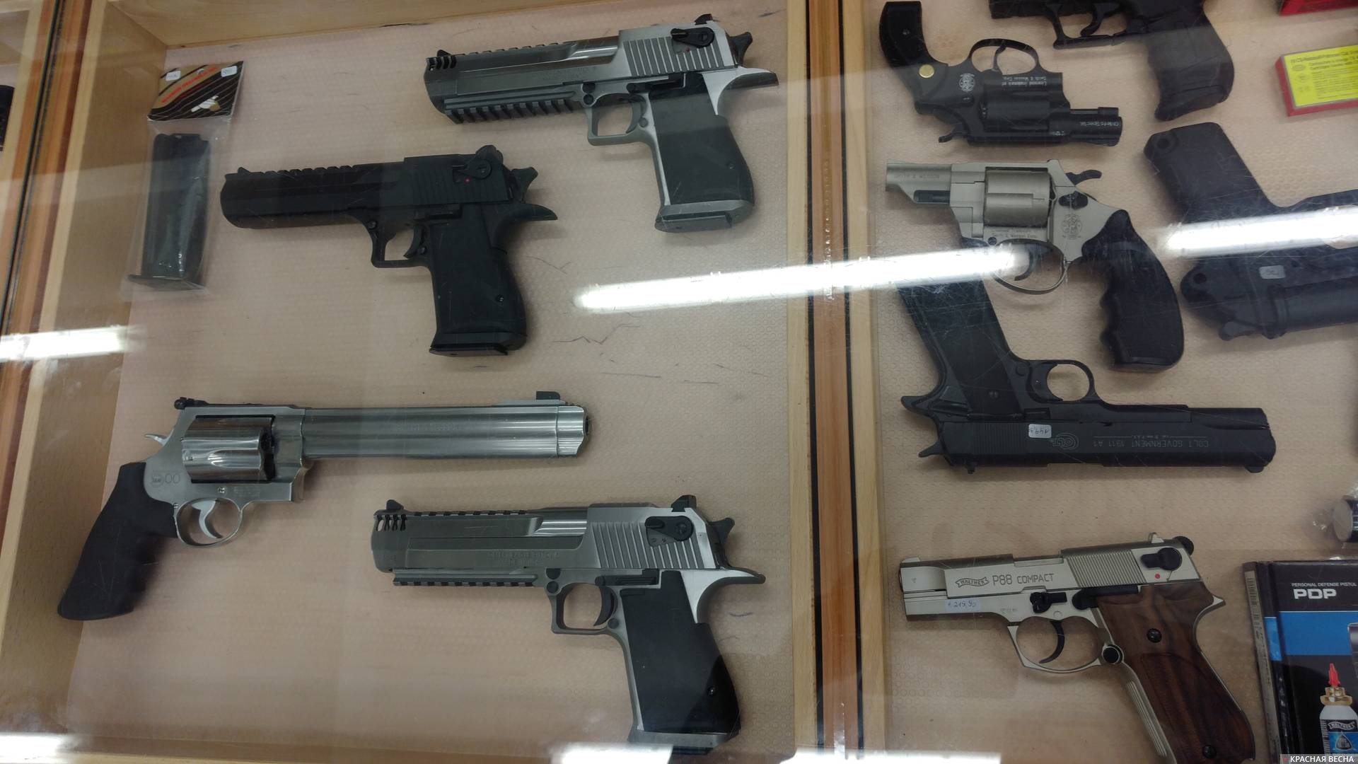 В оружейном магазине револьвер «Смит и Вессон» и пистолеты Desert Eagle («Пустынный орел»).