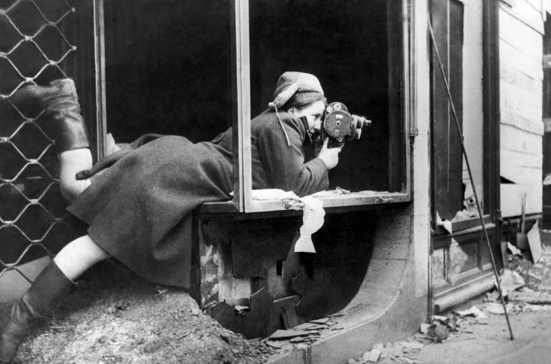 Кинооператор ЦСДФ (киноопрератор киногруппы 2-го Украинского фронта) Оттилия Рейзман ведет съемку боя на улице Будапешта. 1945