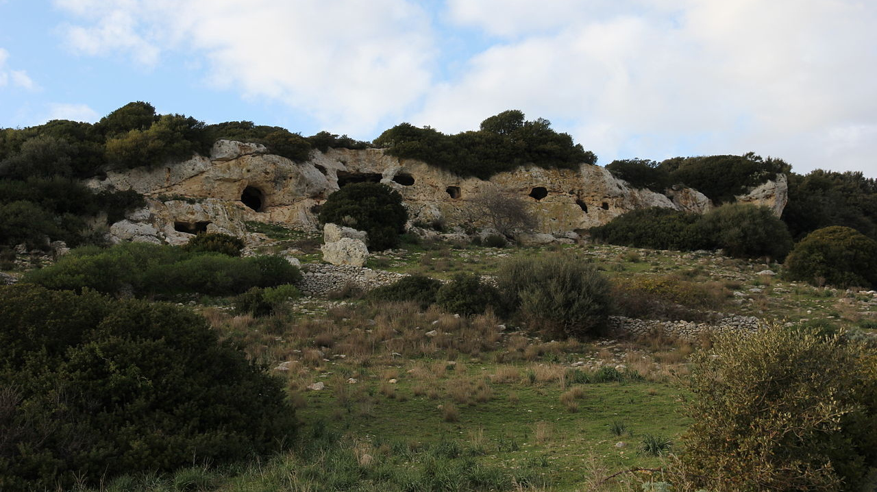 Древний скальный некрополь