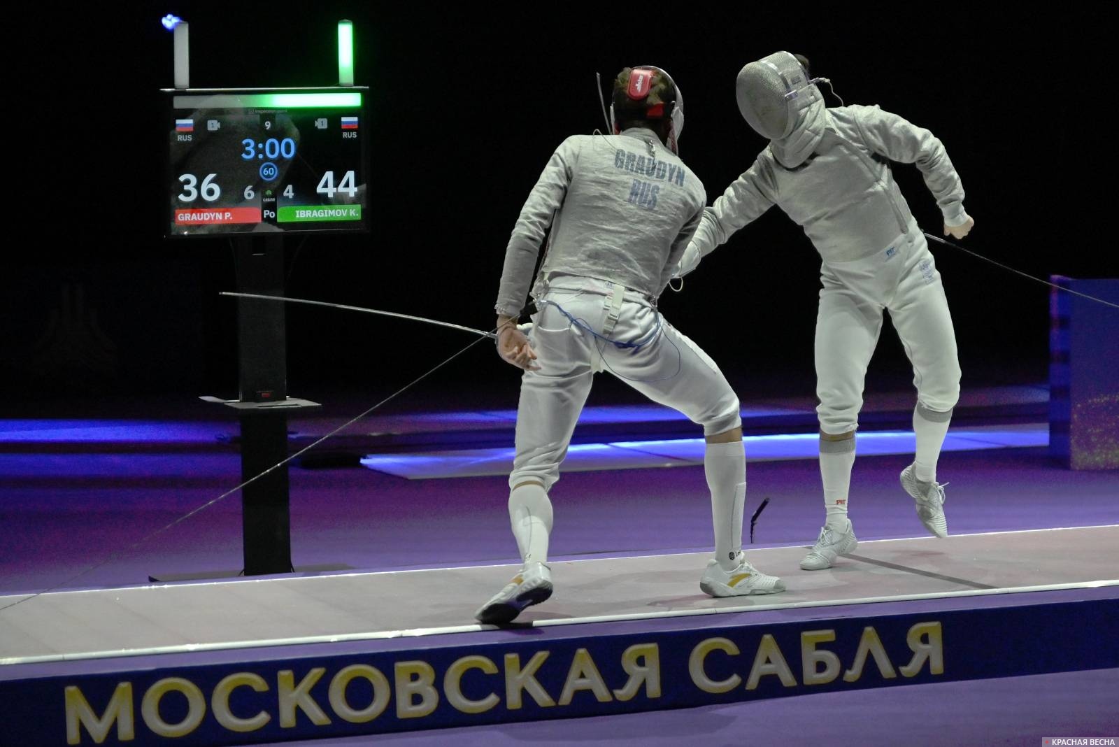 Камиль Ибрагимов (справа) наносит победный удар на соревновании «Московская сабля» 2026 г