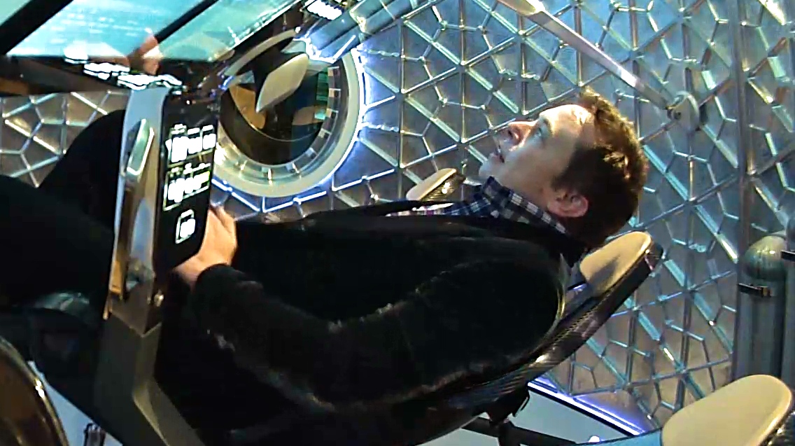 Илон Маск в кабине космического корабля Dragon 2