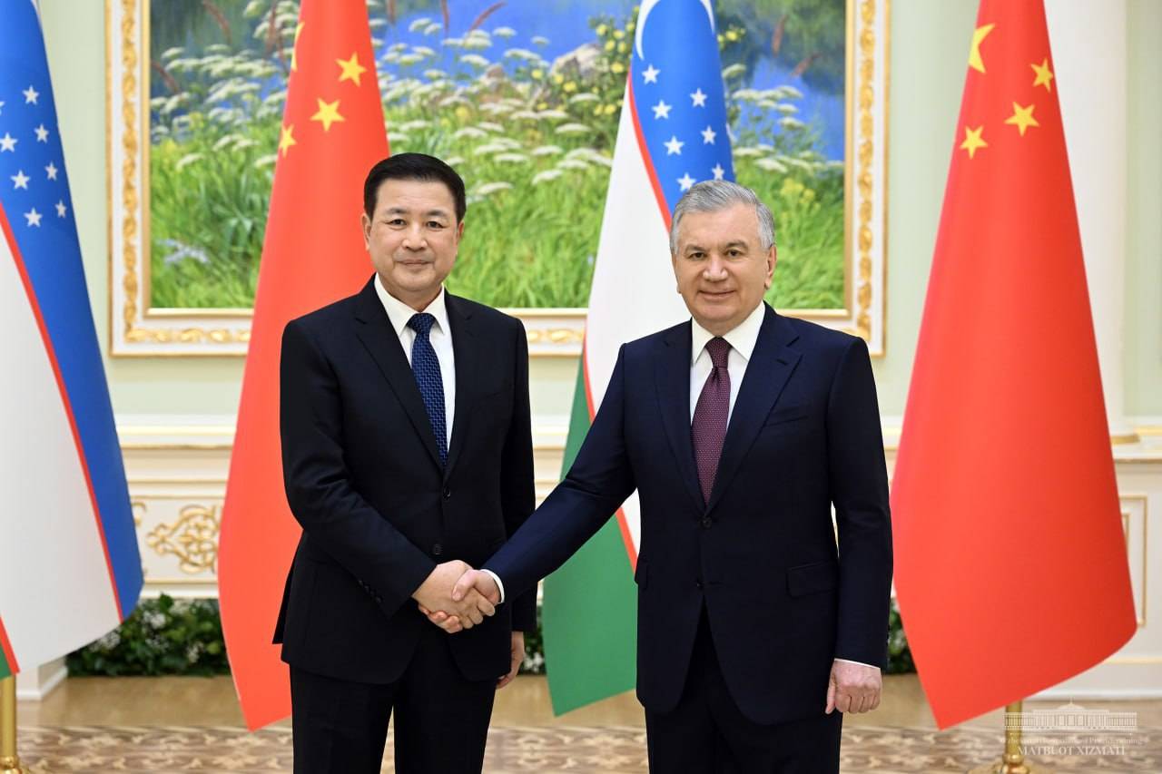 Министр общественной безопасности Китая Ван Сяохун и президент Узбекистана Шавкат Мирзиёев