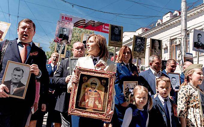 Наталья Поклонская с иконой Николая II