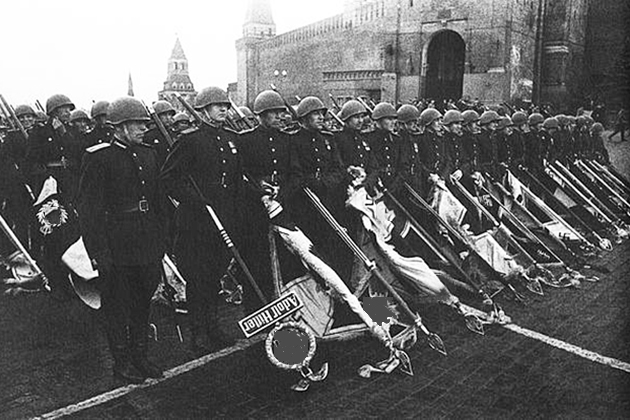 Советские солдаты с поверженными штандартами гитлеровских войск