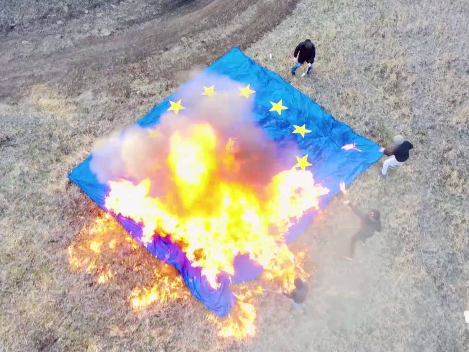 Сожжение самого большого флага ЕС в Грузии