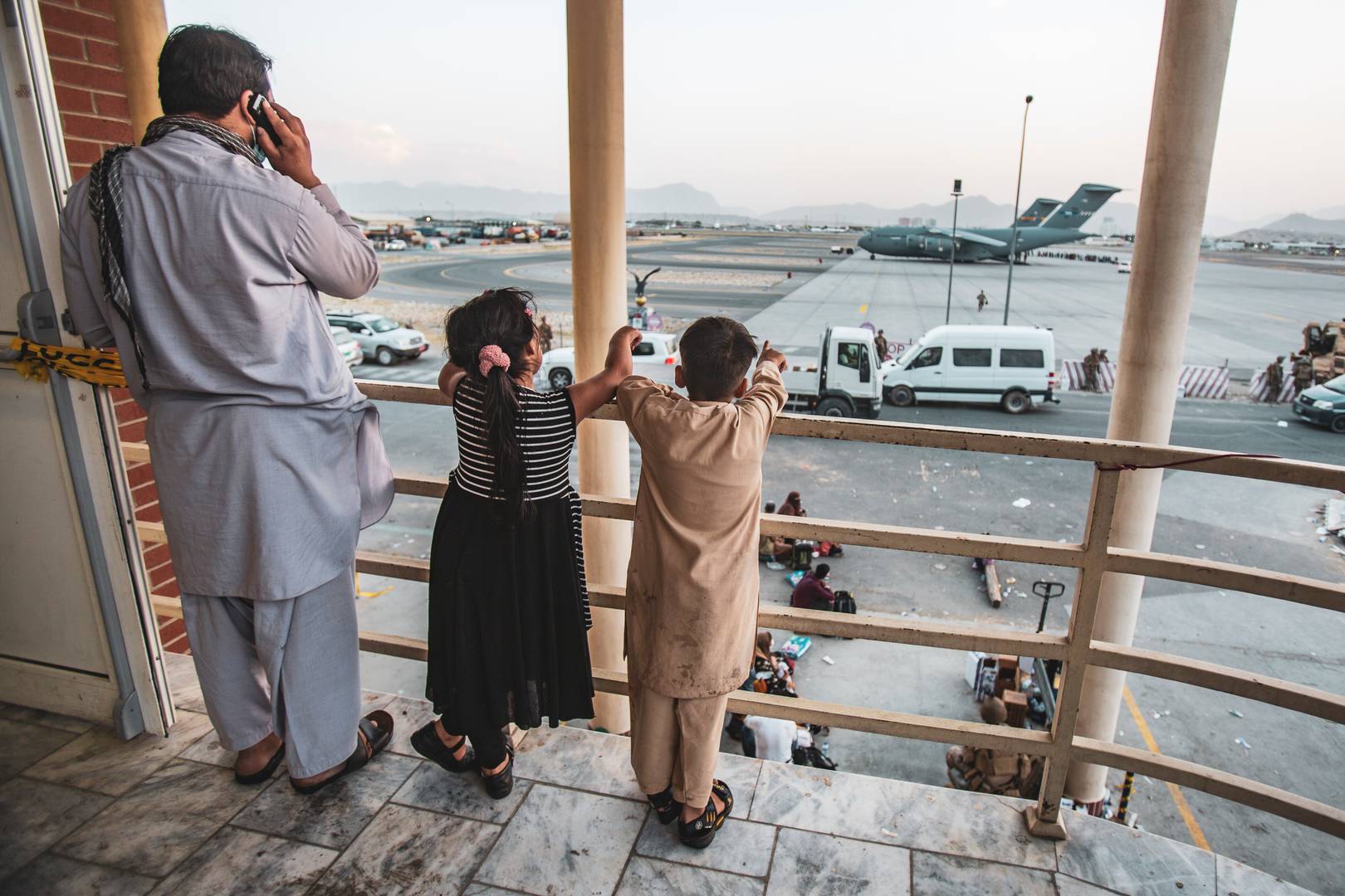 Афганцы в аэропорту Кабула