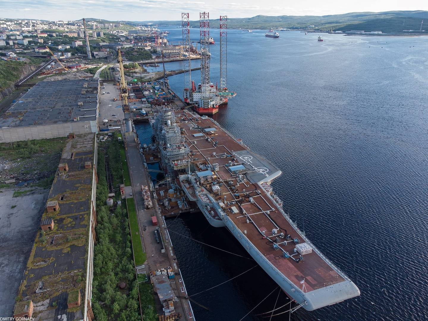 Авианесущий крейсер «Адмирал Кузнецов» на ремонте в доке. 2021 год