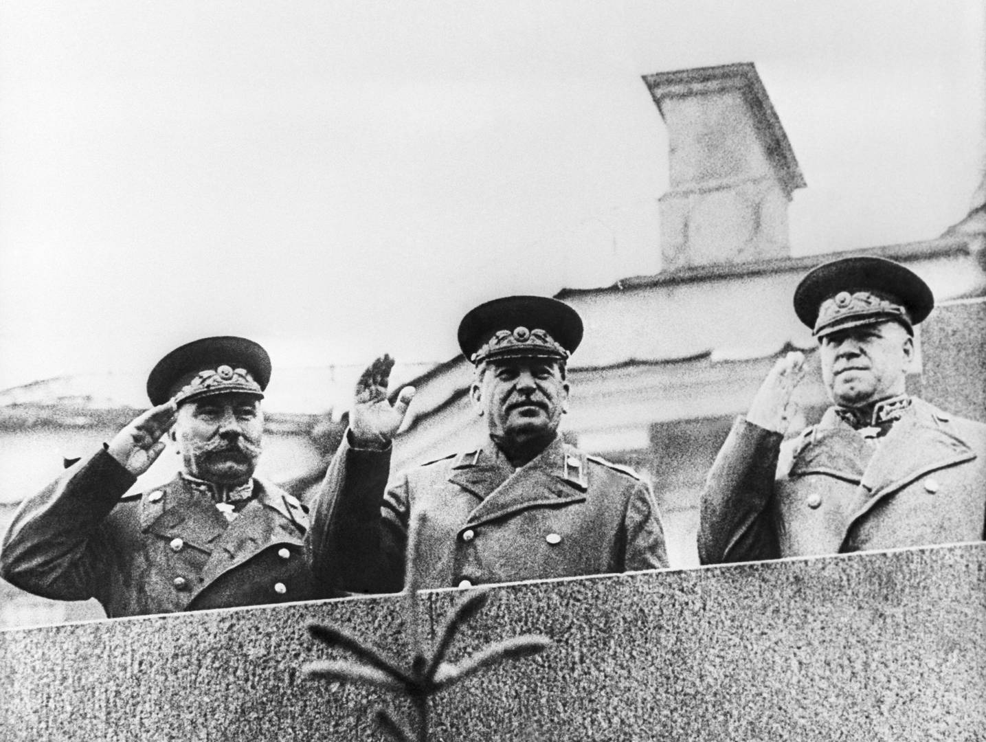 С. М. Буденный, И. В. Сталин и Г. К. Жуков на трибуне Мавзолея