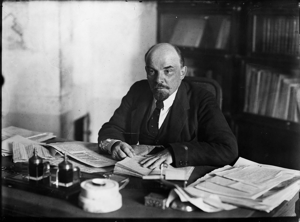 Ленин в своем кабинете в Кремле. 16 октября 1918 г.