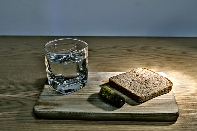 ужин-хлеб-сухой-вода-огурец [Arcaion, pixabay, CC0 Public Domain]