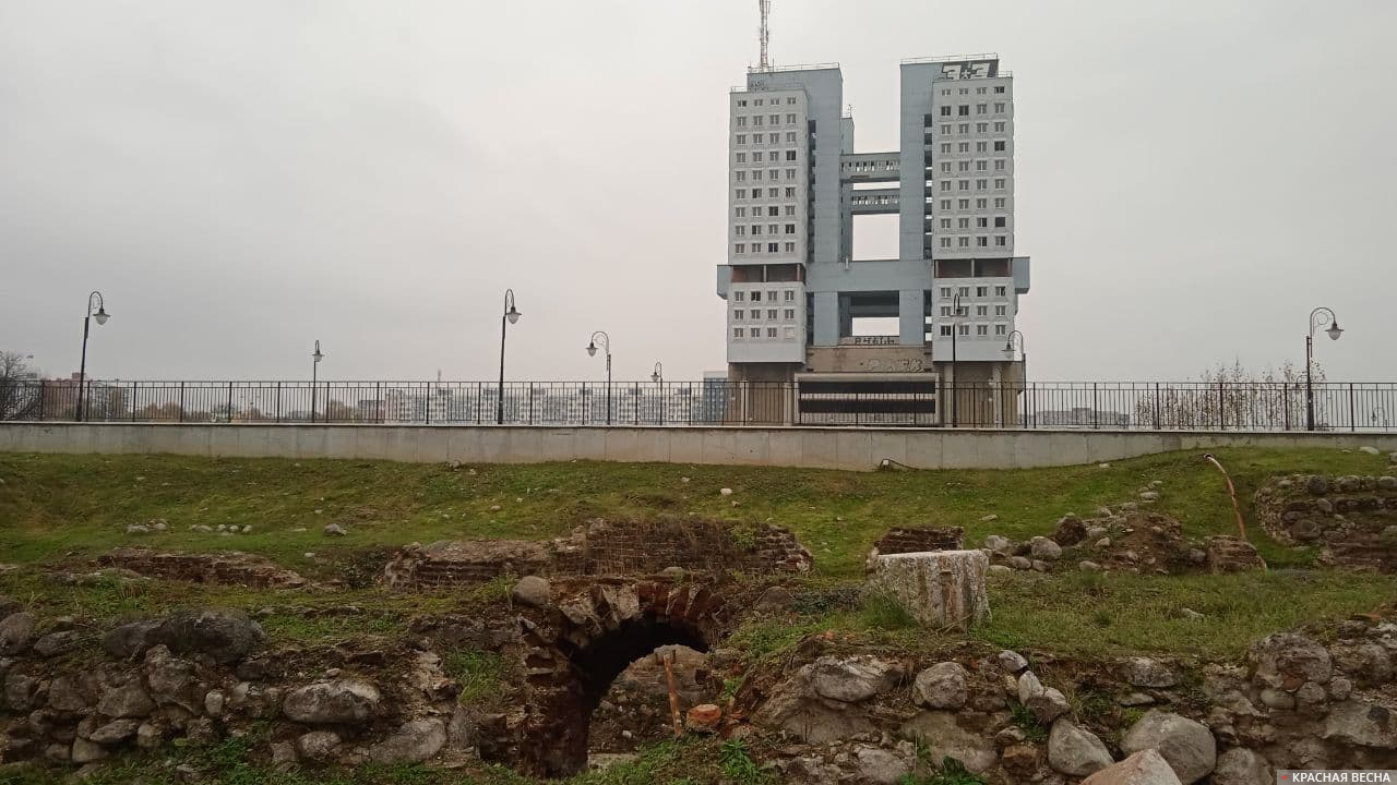 Калининград, Дом Советов. На переднем плане руины фундамента западного флигеля Королевского замка