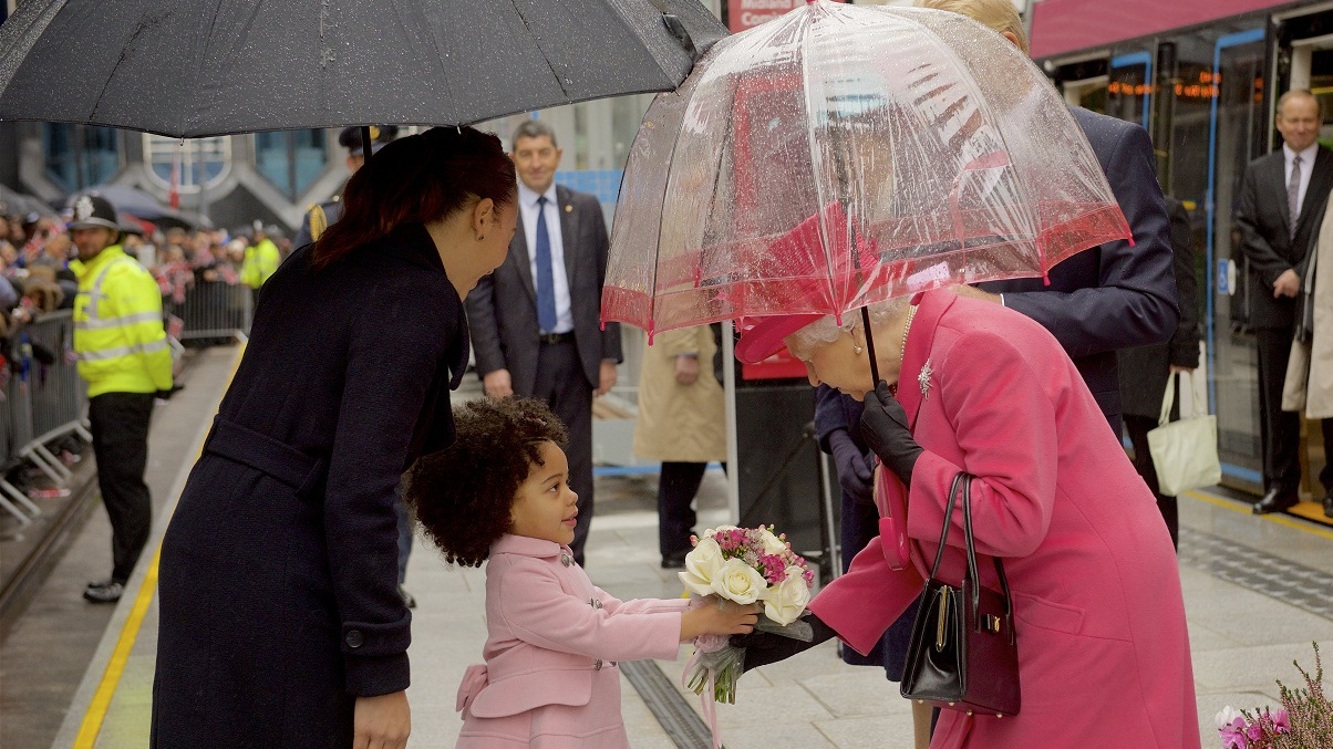 Королева Елизавета II с прозрачным зонтом