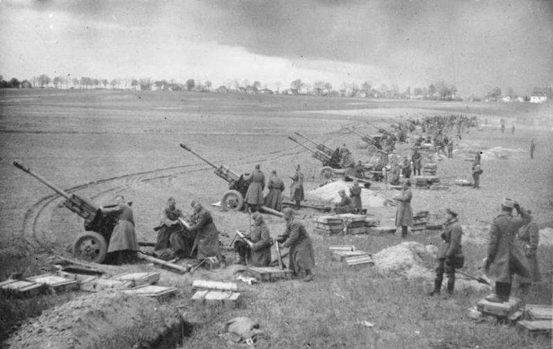Советская артиллерия ведет обстрел позиций фашистов под Берлином
