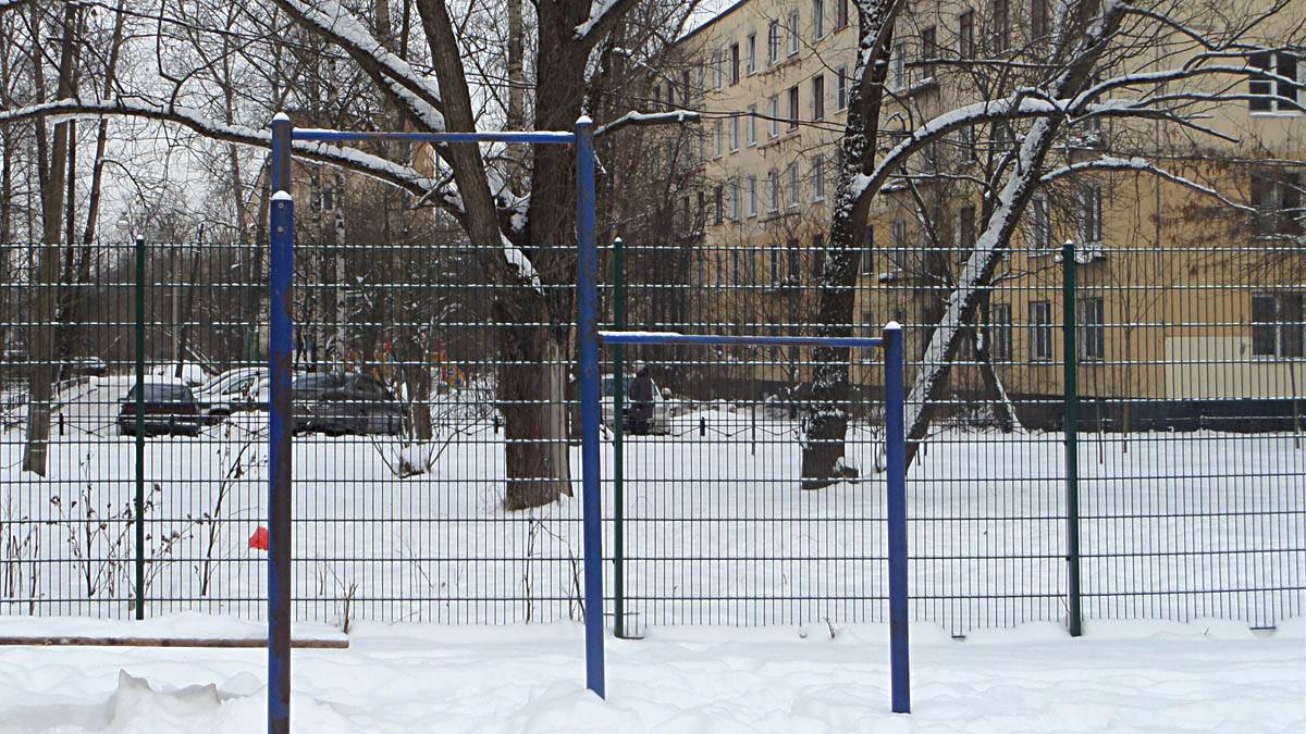 Сбитый снег на турниках. Санкт-Петербург. 10.02.2018 г.