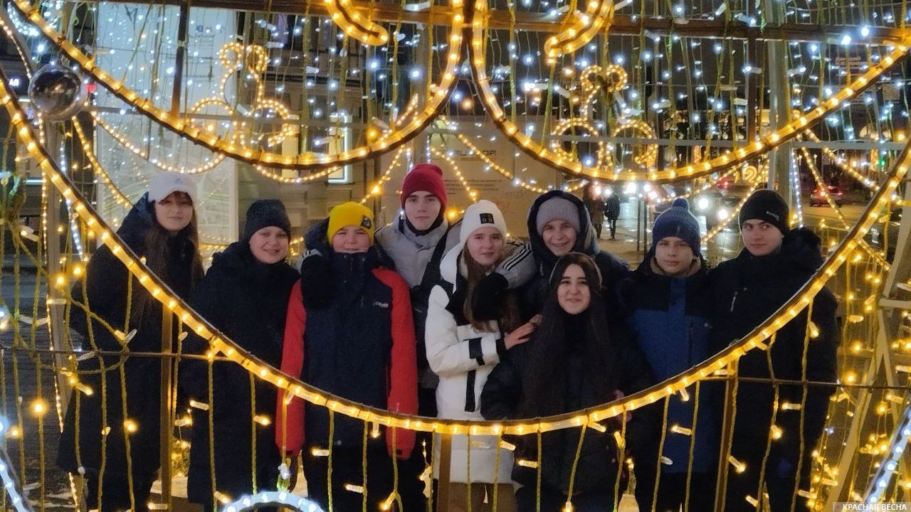 Школьники из Свердловска в новогодней Москве