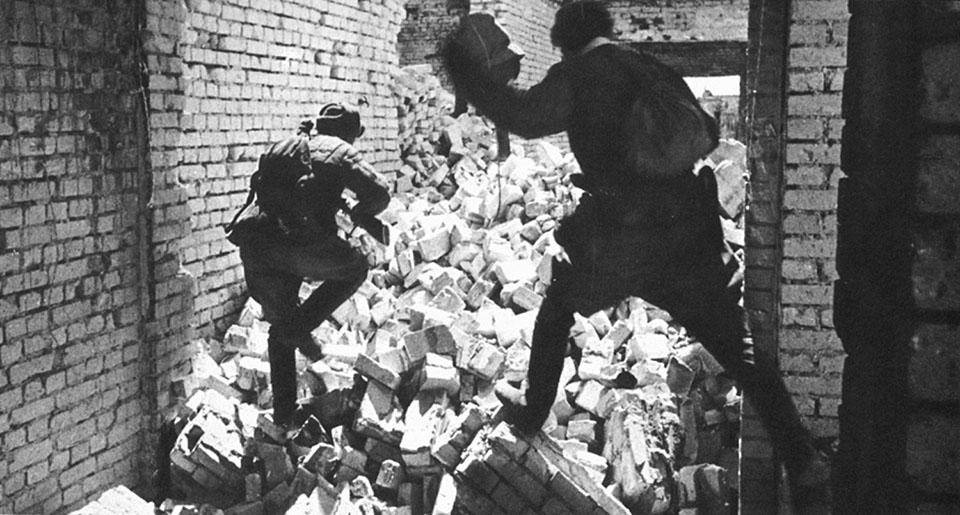 В бою на руинах здания в Сталинграде. Сентябрь 1942 г.