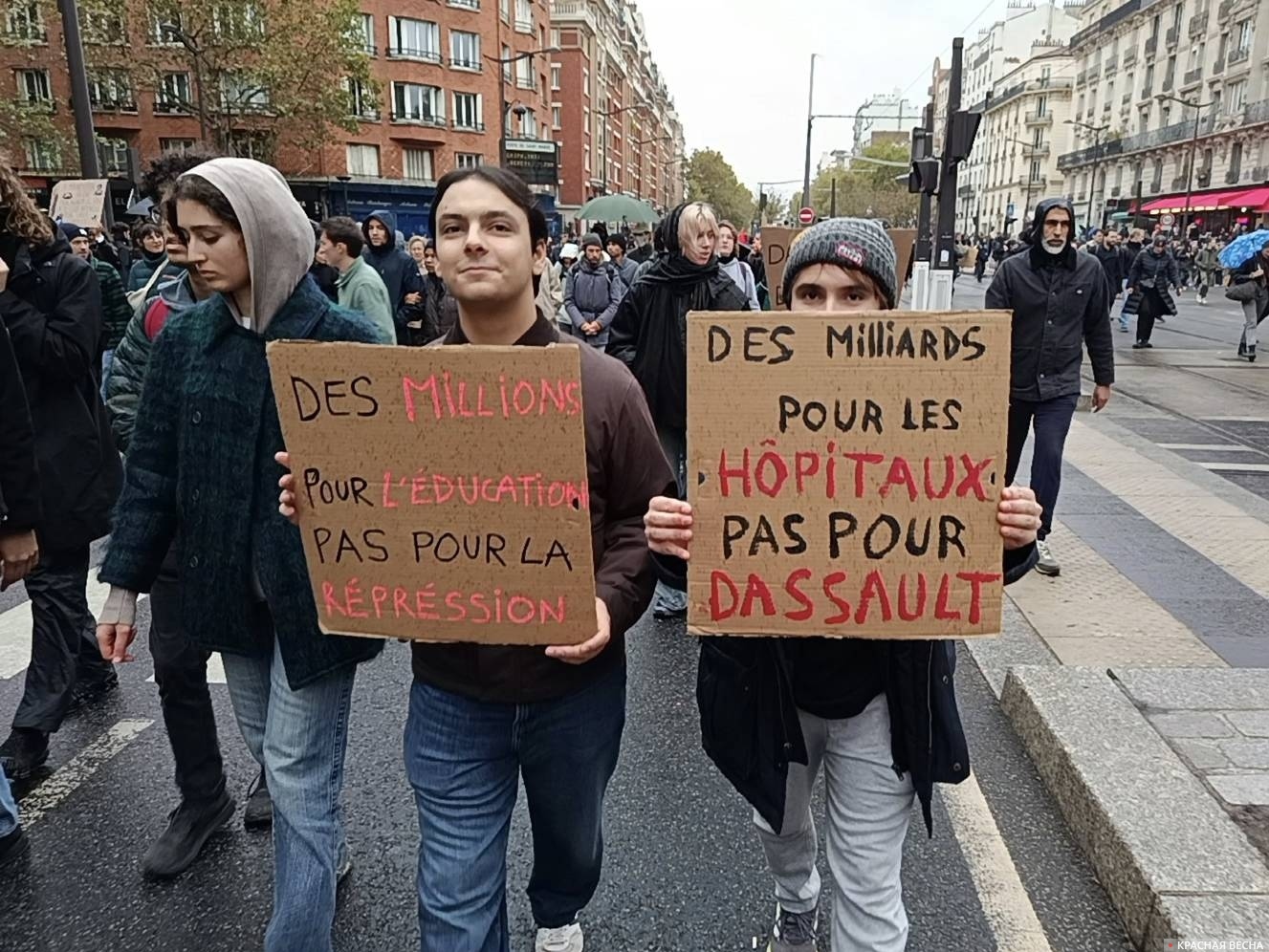 В руках у молодых манифестантов — плакаты с чётким перераспределением приоритетов: «Миллионы — на образование, а не на репрессии» и «Миллиарды — на больницы, а не на Dassault».