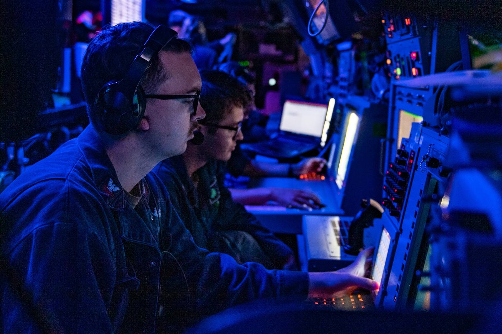 Обилие компьютерной техники на борту корабля ВМС США