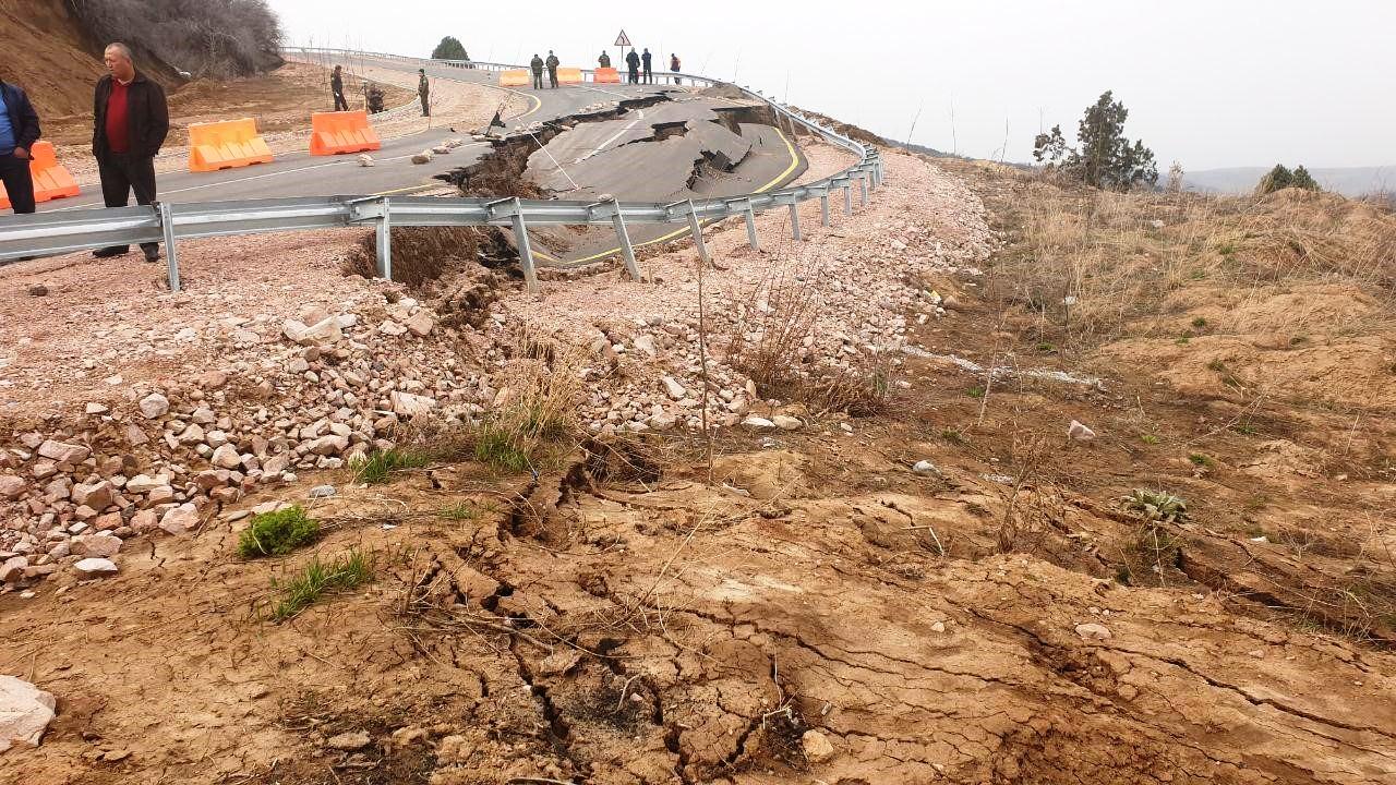 Разрушенная дорога на горнолыжный курорт«Амирсой» в Бостанлыкском районе Узбекистана