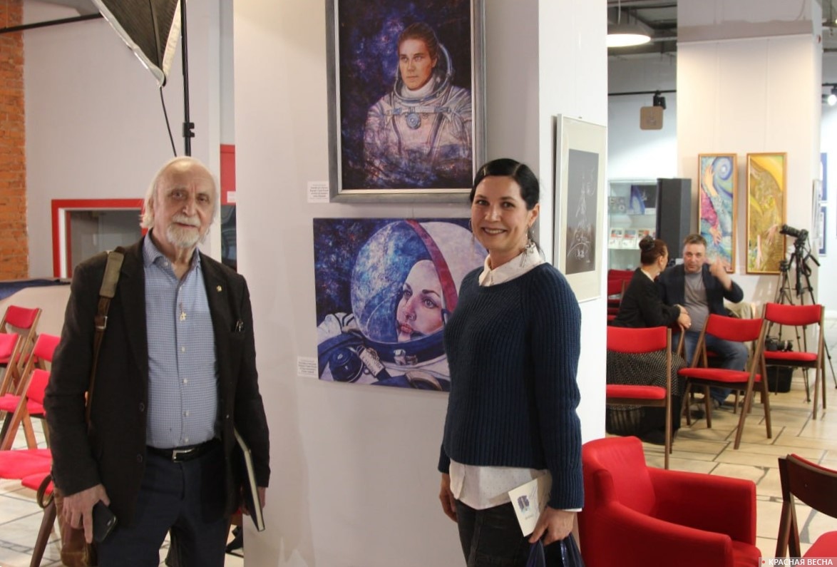 Почетный член Российской академии художеств Александр•Колодкин и художница Татьяна•Кузнецова рядом с ее картинами - портретами космонавтов Анны•Кикиной и Елены•Серовой