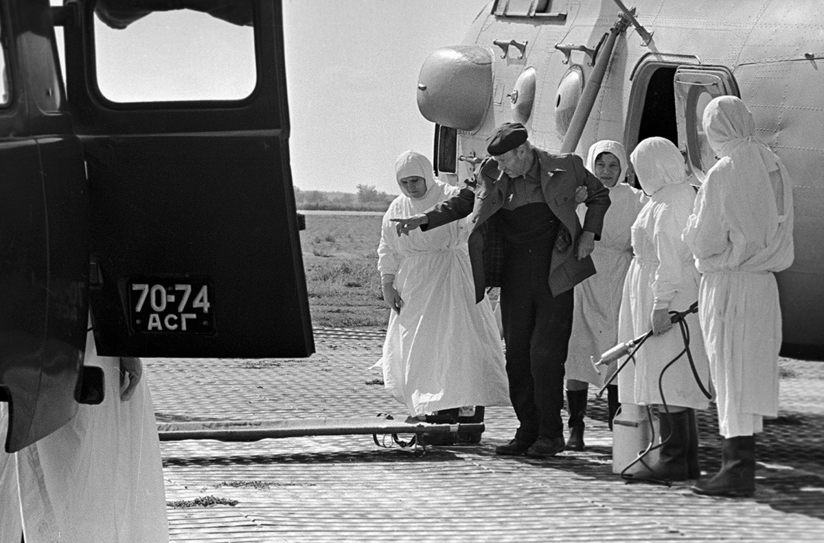 Отправка больного холерой в инфекционную больницу в Астрахани. 1970