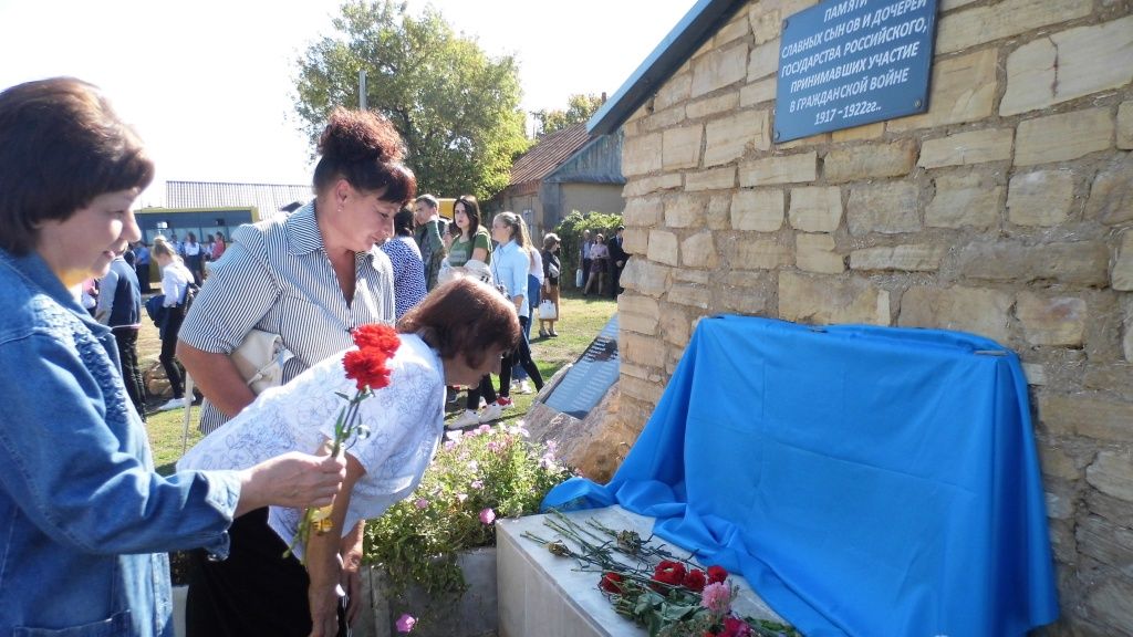 Тамара Соколова возложила цветы к мемориальной плите с именем своего отца-чапаевца